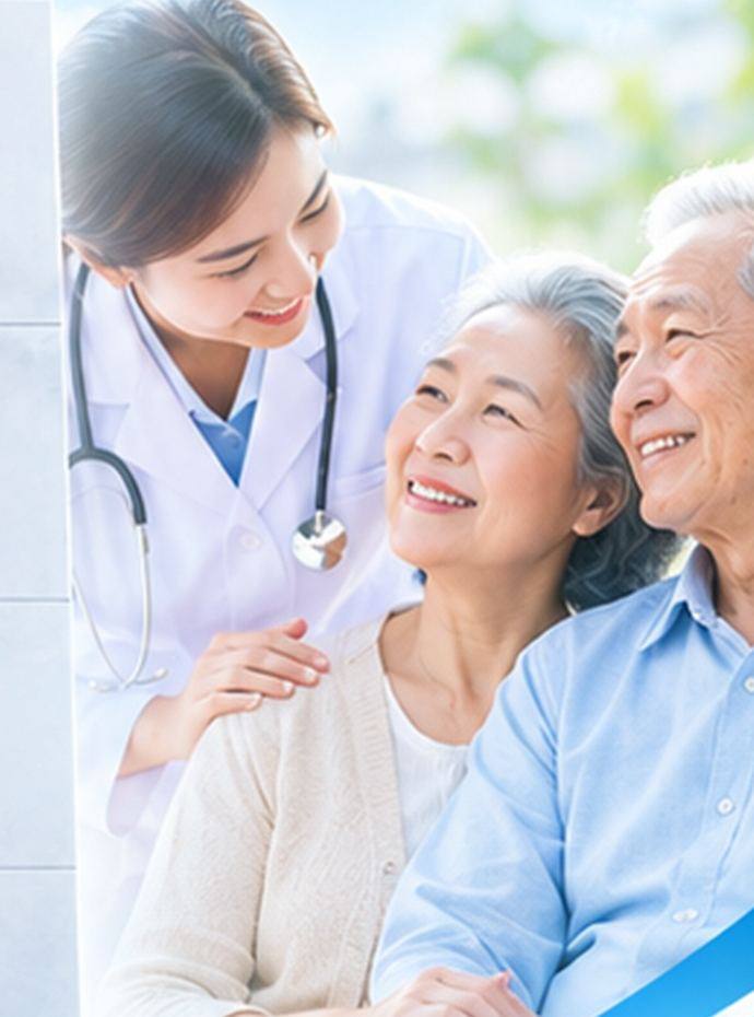 Bác sĩ trò chuyện với hai người cao tuổi