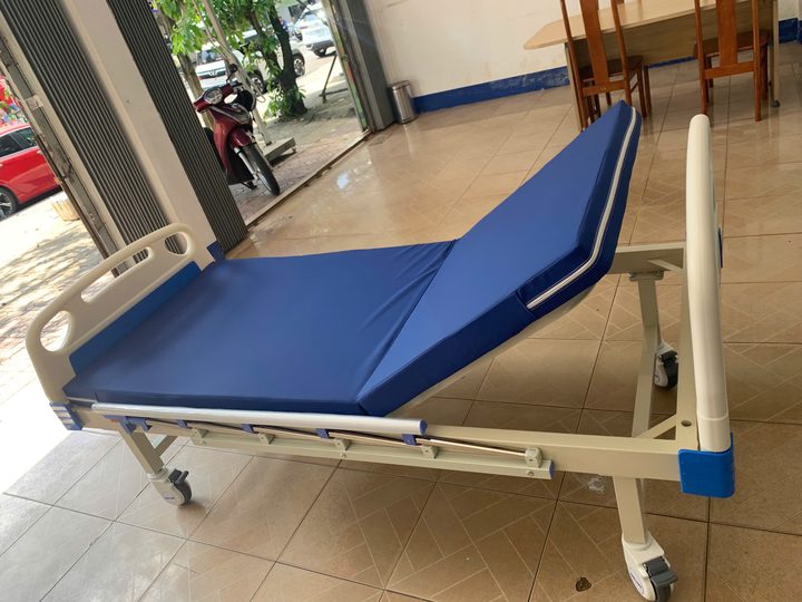 Giường bệnh 1 tay quay Oromi – Đầu giường nhựa ABS, nệm simili