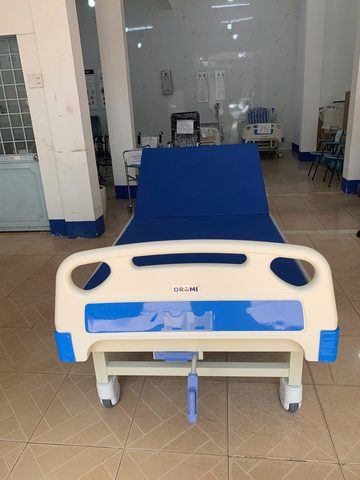 Giường bệnh 1 tay quay Oromi – Đầu giường nhựa ABS, nệm simili
