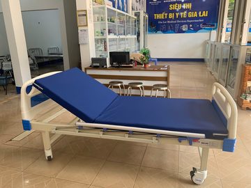 Giường bệnh 1 tay quay Oromi – Đầu giường nhựa ABS, nệm simili