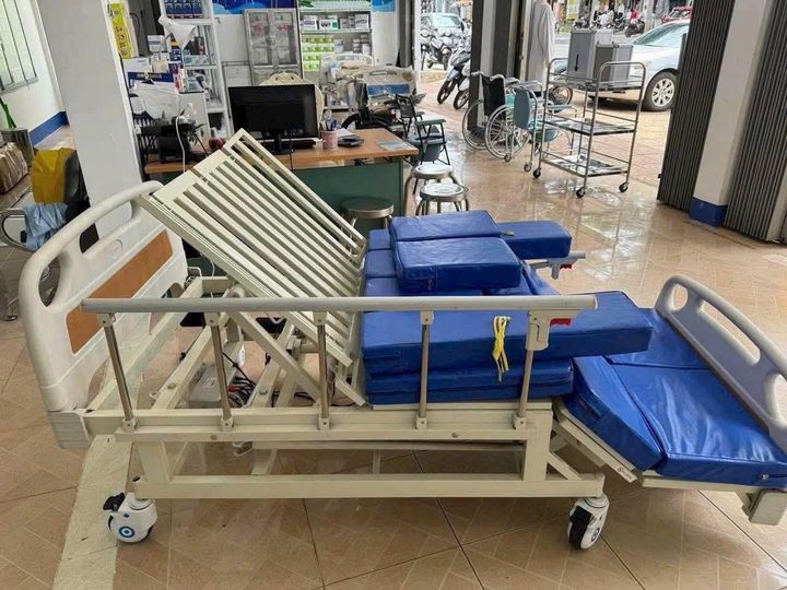 Giường bệnh đa năng có bô vệ sinh