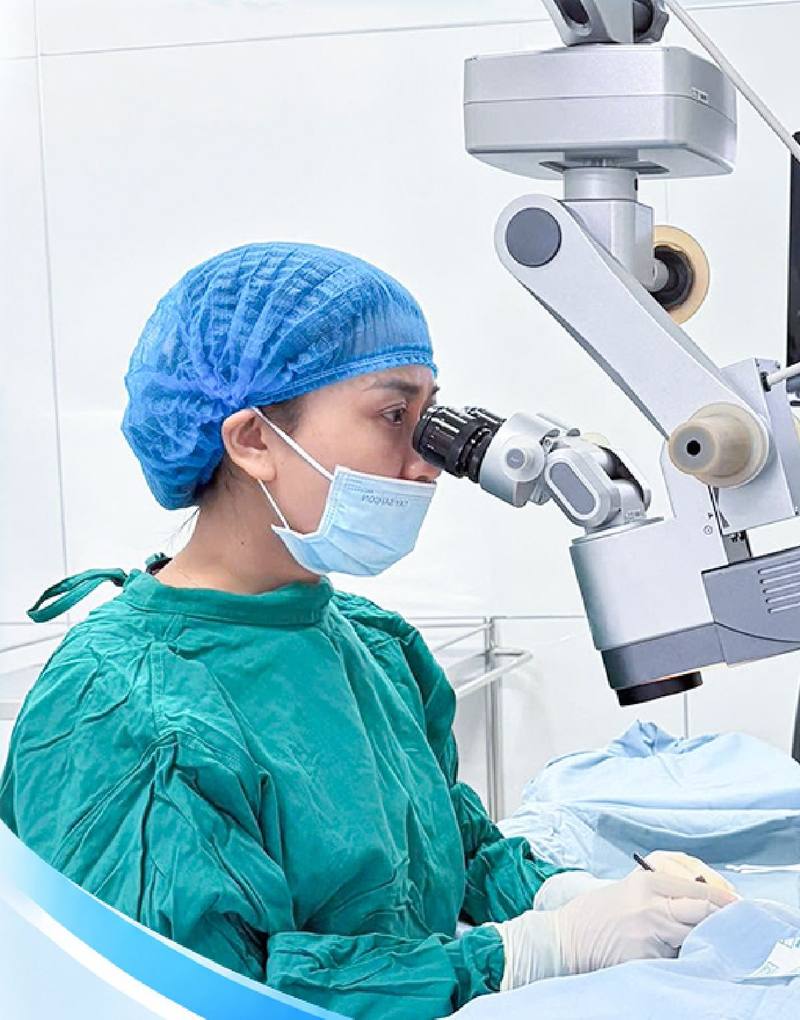 Bác sĩ Bệnh viện Mắt Kon Tum thao tác kính hiển vi phẫu thuật