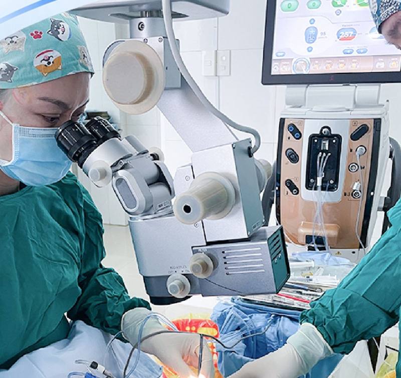 Bác sĩ phẫu thuật mắt dưới kính hiển vi tại Bệnh viện Mắt Quốc tế Sài Gòn – Gia Lai