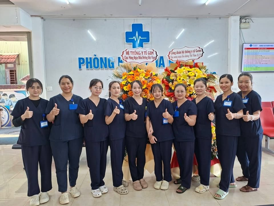 Điều dưỡng Phòng khám Đa khoa Sysmed Phù Đổng bên lẵng hoa chúc mừng Ngày Điều dưỡng Việt Nam